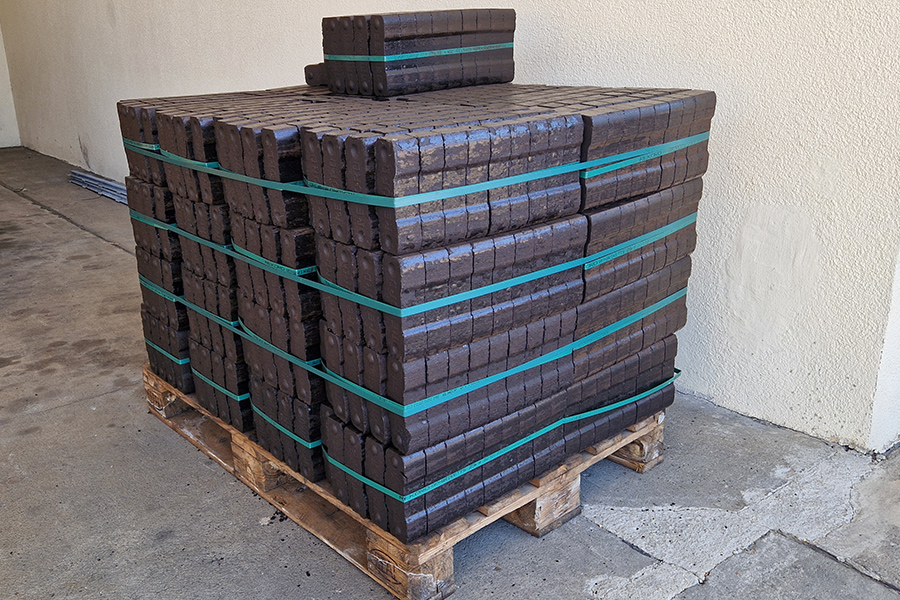 Kohlebriketts gestapelt bei Hoth brennstoffhandel in Brandenburg an der Havel Kohlebriketts gestapelt bei Hoth brennstoffhandel in Brandenburg an der Havel