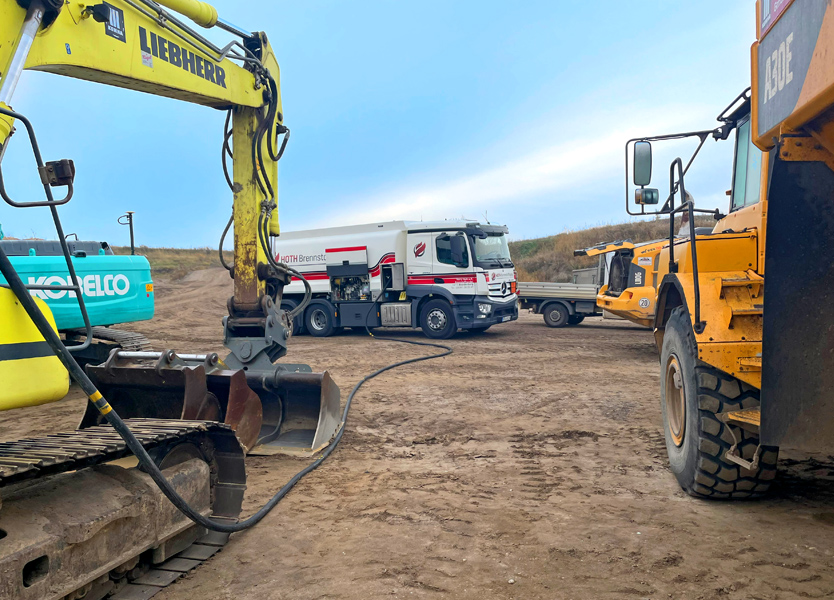 Tankfahrzeug von Hoth Brennstoffhandel auf einer Baustelle bei der Betankung Tankfahrzeug von Hoth Brennstoffhandel auf einer Baustelle bei der Betankung