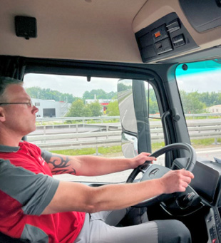 Fahrer von Hoth in seiner LKW Fahrerkabine Fahrer von Hoth in seiner LKW Fahrerkabine
